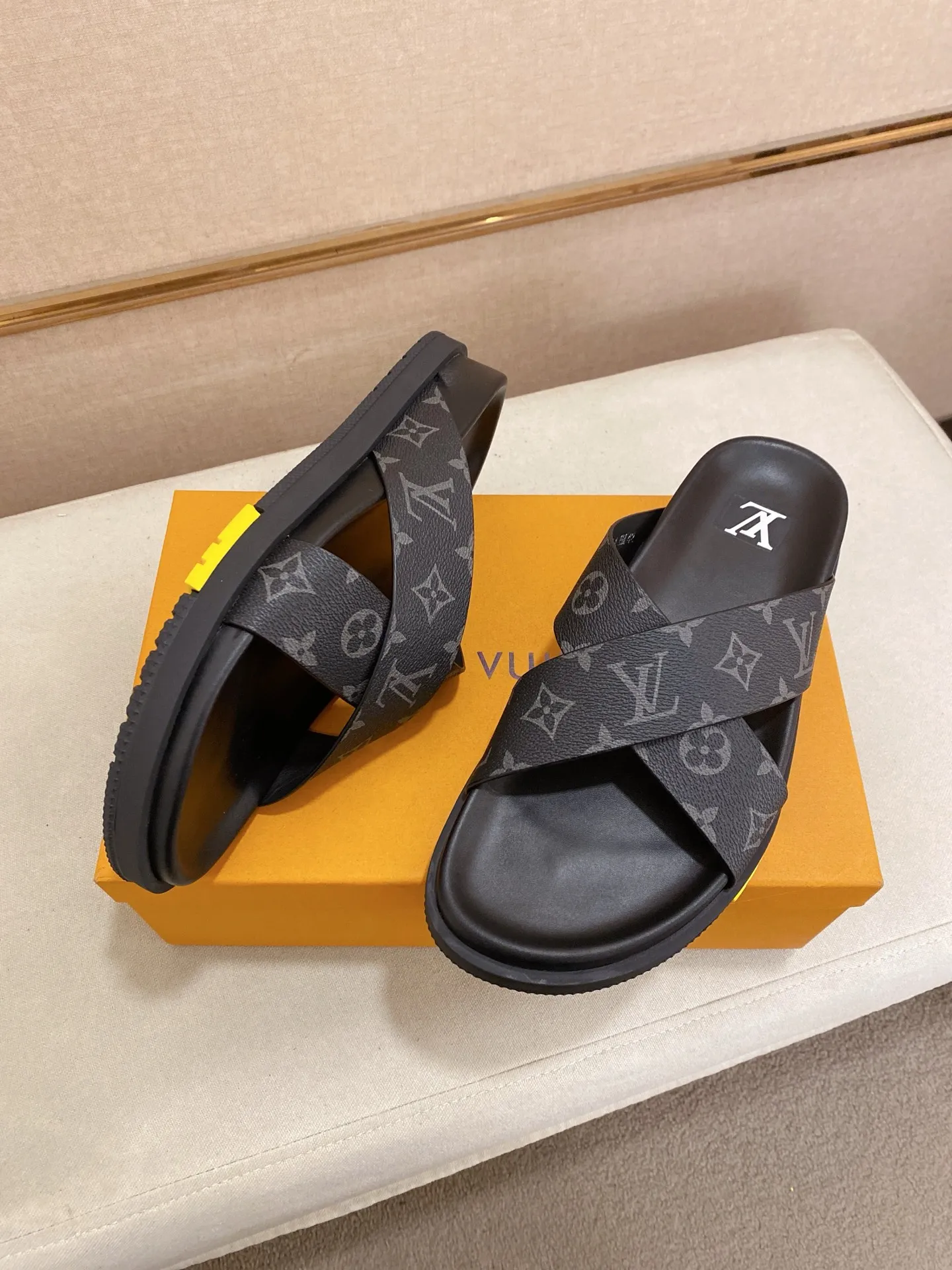 Factory price: 420💰Made by LV🔍Top purchasing agent. Men's spring and summer slippers are available at the same counter. The uppers are made of cowhide imported from Italy. High-quality craftsmanship, soles: original soles specially provided by the original factory, exclusive movable molded soles are super comfortable, original factory follow-up goods, 🔍🔍high quality, can be entered and exited the counter at will, welcome to compare, code number 38-44. Can be customized45
